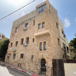 לבקר במלון